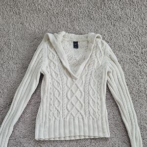 GAP Women's V-Neck Sweater in Cream